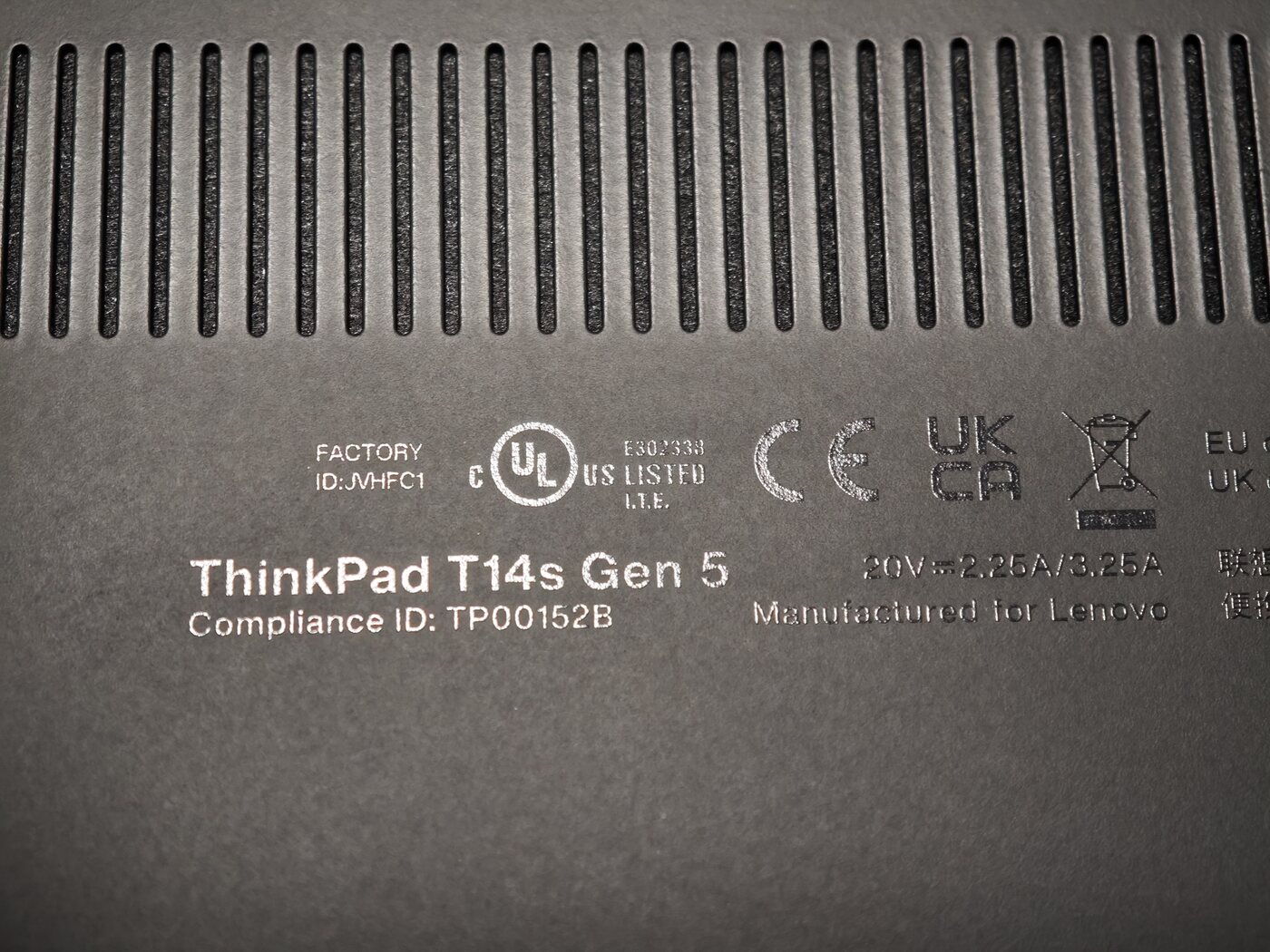 后盖铭牌上白纸黑字印着「ThinkPad T14s Gen 5」——而机器的固件坚称自己是 Gen 6